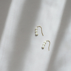 サージカルステンレス　小さな3連パールのピアス　シンプル　華奢　デイリー　フォーマル　オフィス　つけっぱなし 1枚目の画像