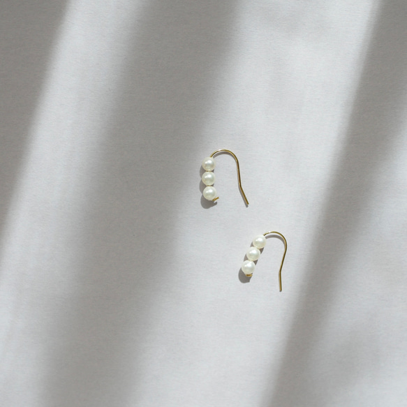 サージカルステンレス　小さな3連パールのピアス　シンプル　華奢　デイリー　フォーマル　オフィス　つけっぱなし 1枚目の画像