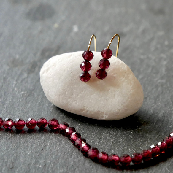 サージカルステンレス　小さな3連パールのピアス　シンプル　華奢　デイリー　フォーマル　オフィス　つけっぱなし 15枚目の画像