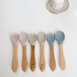 名入れができる♪ フォーク　スプーン　の2点セット♪ 出産祝い　離乳食　シリコン　くすみカラー　プチギフト 1枚目の画像