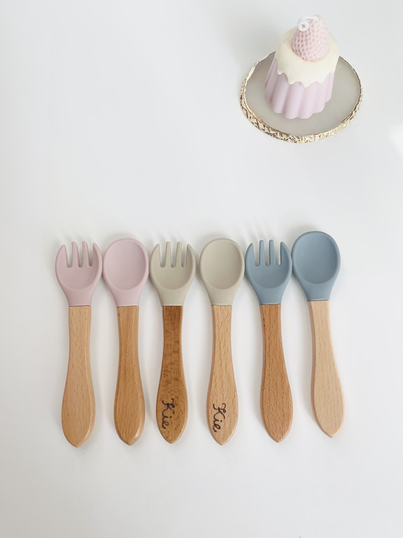 名入れができる♪ フォーク　スプーン　の2点セット♪ 出産祝い　離乳食　シリコン　くすみカラー　プチギフト 1枚目の画像