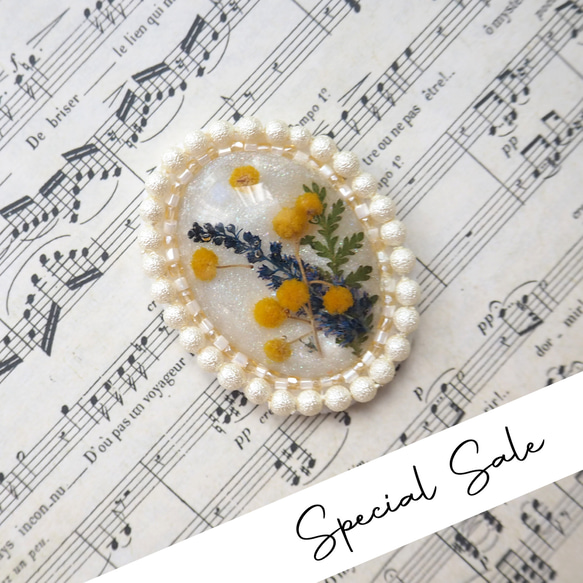 【Special Sale】お花を閉じ込めた刺繍ブローチ（ミモザ/ドライフラワー/レジン） 1枚目の画像