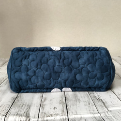 ハワイアンキルト　プルメリアの大きめトートバッグネイビー白D 6枚目の画像