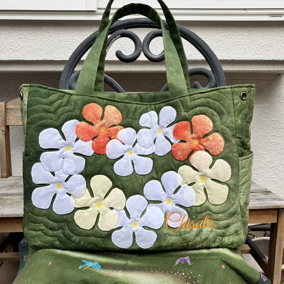 ハワイアンキルト　プルメリアの大きめトートバッグネイビー白D 13枚目の画像