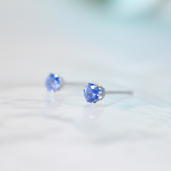 【天然石カイヤナイトの一粒スタッドピアス】青 / 4mm / 天然石 / サージカルステンレス / つけっぱなしok 2枚目の画像