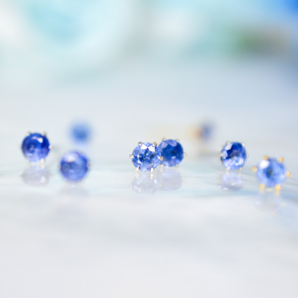 【天然石カイヤナイトの一粒スタッドピアス】青 / 4mm / 天然石 / サージカルステンレス / つけっぱなしok 8枚目の画像