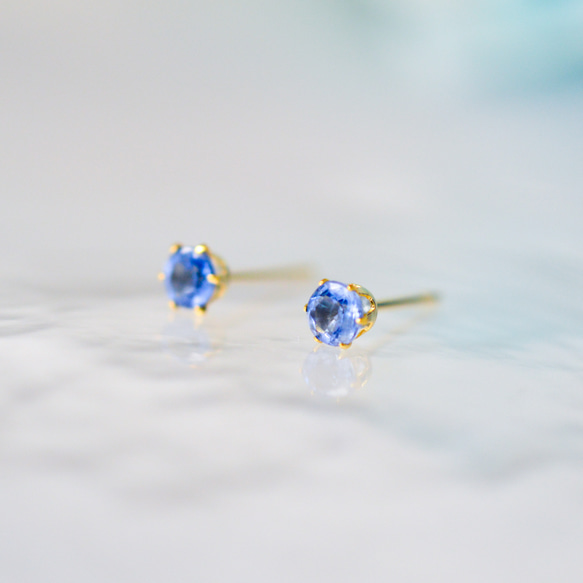 【天然石カイヤナイトの一粒スタッドピアス】青 / 4mm / 天然石 / サージカルステンレス / つけっぱなしok 5枚目の画像