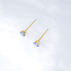 【天然石カイヤナイトの一粒スタッドピアス】青 / 4mm / 天然石 / サージカルステンレス / つけっぱなしok 6枚目の画像