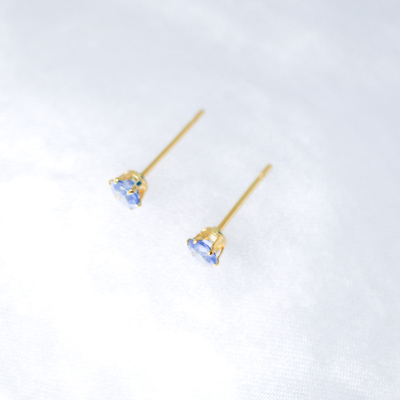 【天然石カイヤナイトの一粒スタッドピアス】青 / 4mm / 天然石 / サージカルステンレス / つけっぱなしok 6枚目の画像