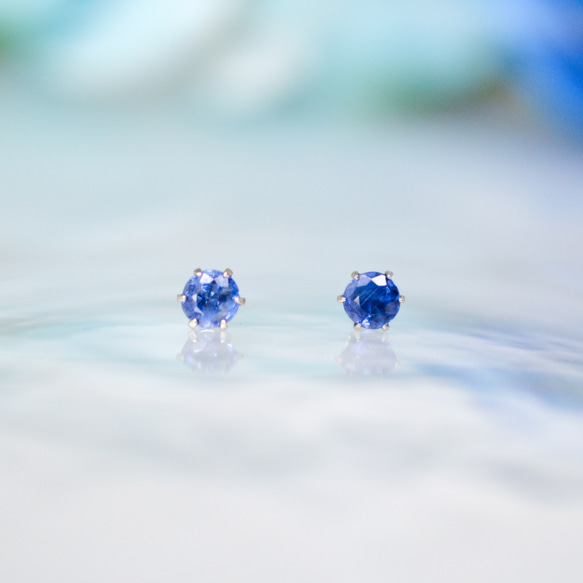 【天然石カイヤナイトの一粒スタッドピアス】青 / 4mm / 天然石 / サージカルステンレス / つけっぱなしok 1枚目の画像