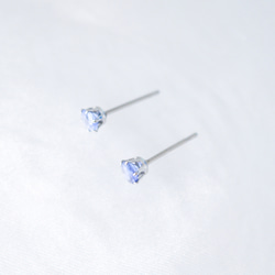 【天然石カイヤナイトの一粒スタッドピアス】青 / 4mm / 天然石 / サージカルステンレス / つけっぱなしok 3枚目の画像