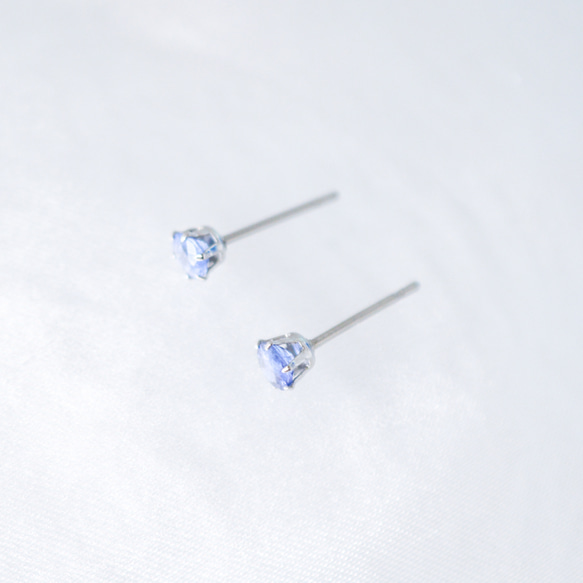 【天然石カイヤナイトの一粒スタッドピアス】青 / 4mm / 天然石 / サージカルステンレス / つけっぱなしok 3枚目の画像