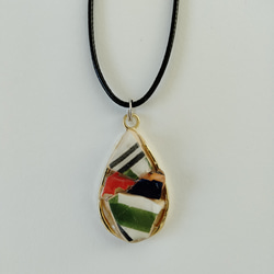 チュニジア陶器のカケラ　ネックレス　ペンダント　しずく型　ボーダー　カラフル 1枚目の画像