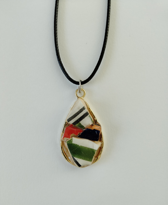 チュニジア陶器のカケラ　ネックレス　ペンダント　しずく型　ボーダー　カラフル 1枚目の画像