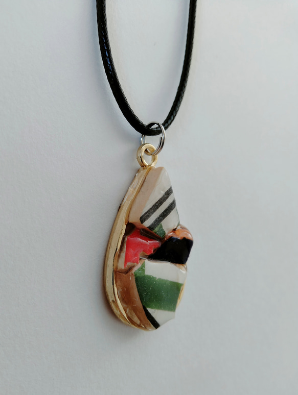 チュニジア陶器のカケラ　ネックレス　ペンダント　しずく型　ボーダー　カラフル 2枚目の画像