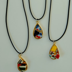 チュニジア陶器のカケラ　ネックレス　ペンダント　しずく型　ボーダー　カラフル 5枚目の画像