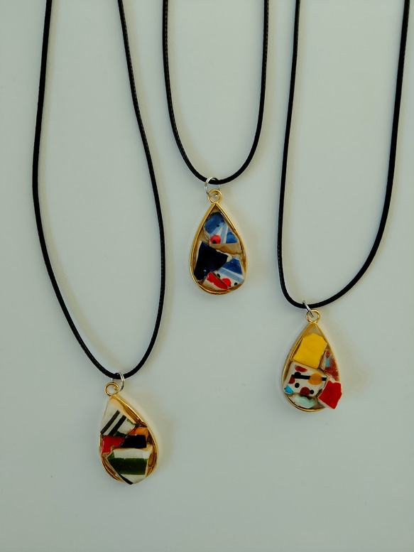 チュニジア陶器のカケラ　ネックレス　ペンダント　しずく型　ボーダー　カラフル 5枚目の画像