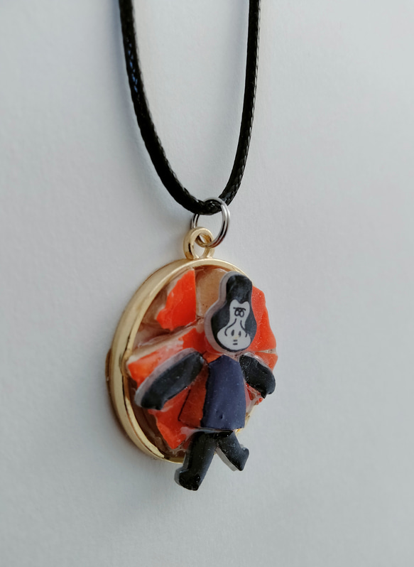 チュニジア陶器のカケラ　ネックレス　ペンダント　ゴリラのゴッさん　オレンジ 3枚目の画像