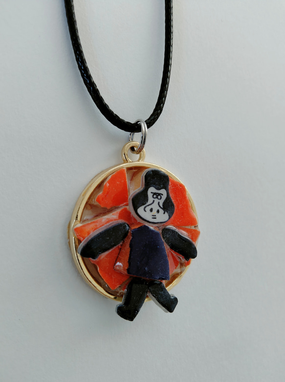 チュニジア陶器のカケラ　ネックレス　ペンダント　ゴリラのゴッさん　オレンジ 2枚目の画像