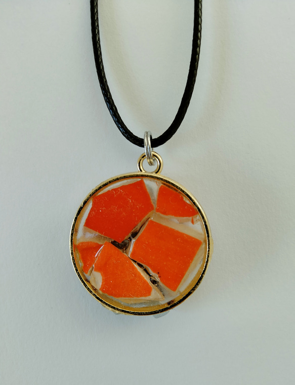 チュニジア陶器のカケラ　ネックレス　ペンダント　ゴリラのゴッさん　オレンジ 5枚目の画像