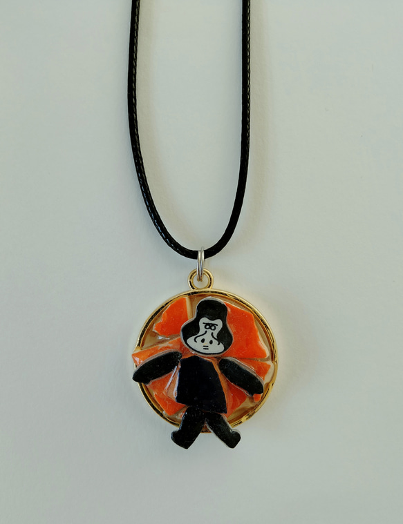 チュニジア陶器のカケラ　ネックレス　ペンダント　ゴリラのゴッさん　オレンジ 1枚目の画像