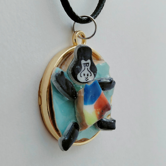 チュニジア陶器のカケラ　ネックレス　ペンダント　ゴリラのゴッさん　水色 3枚目の画像