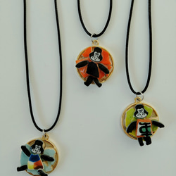 チュニジア陶器のカケラ　ネックレス　ペンダント　ゴリラのゴッさん　水色 5枚目の画像