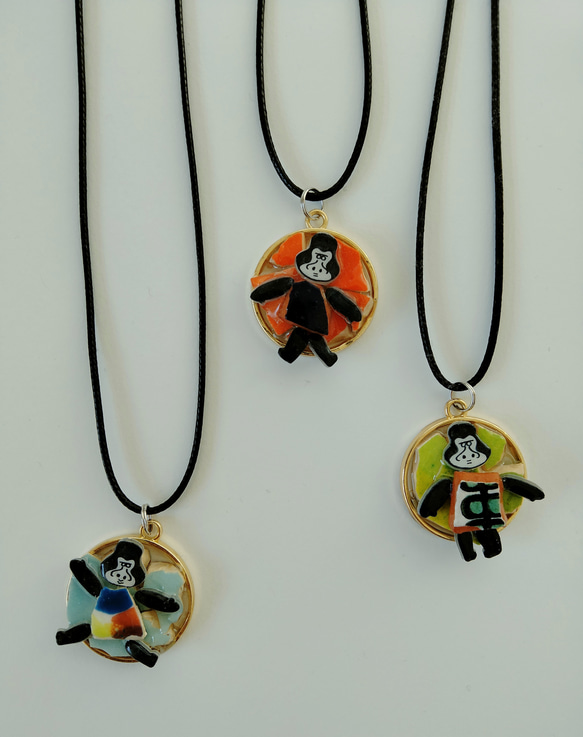チュニジア陶器のカケラ　ネックレス　ペンダント　ゴリラのゴッさん　水色 5枚目の画像