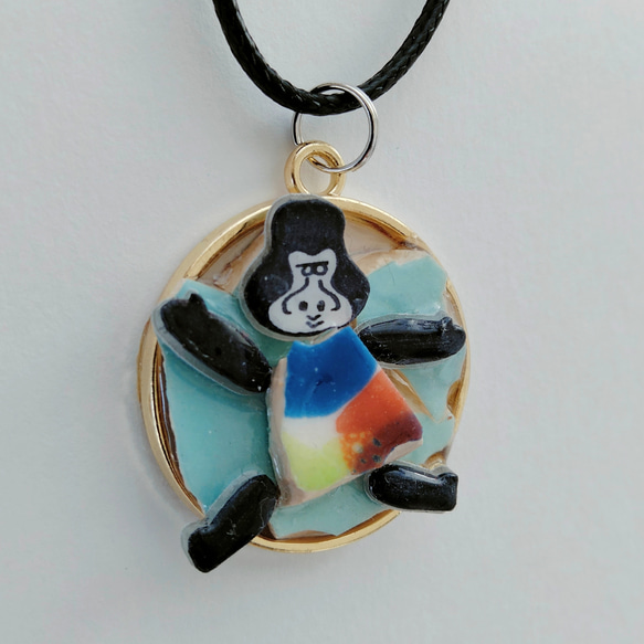 チュニジア陶器のカケラ　ネックレス　ペンダント　ゴリラのゴッさん　水色 2枚目の画像