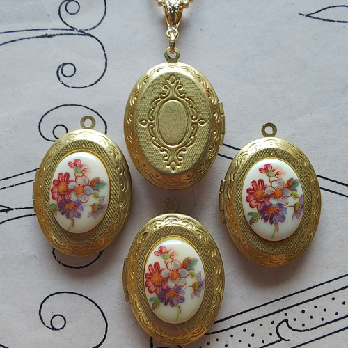 ヴィンテージ やさしいお花のブーケ／両面ロケット ネックレス