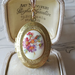 ヴィンテージ やさしいお花のブーケ／両面ロケット ネックレス