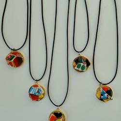 チュニジア陶器のカケラ　ネックレス　ペンダント　丸型　カラフル　レッド 3枚目の画像