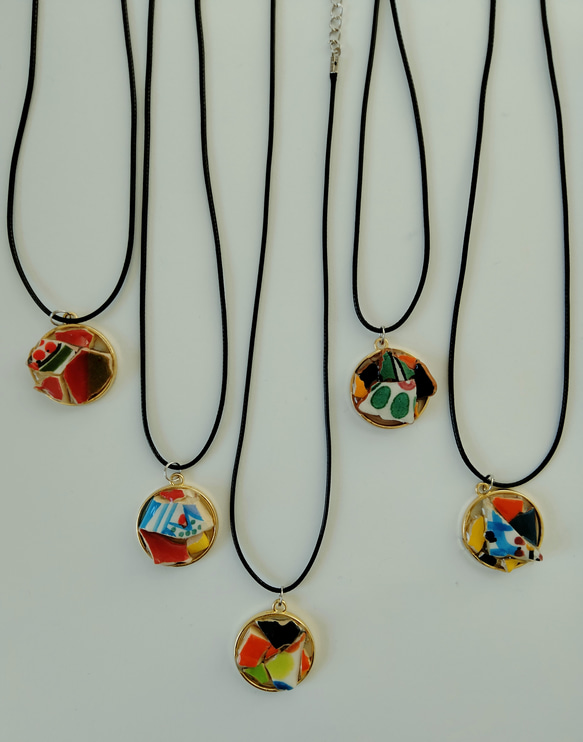 チュニジア陶器のカケラ　ネックレス　ペンダント　丸型　カラフル　レッド 3枚目の画像