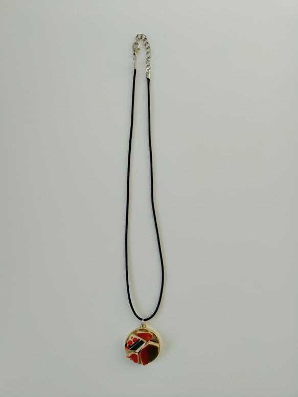 チュニジア陶器のカケラ　ネックレス　ペンダント　丸型　カラフル　レッド 2枚目の画像