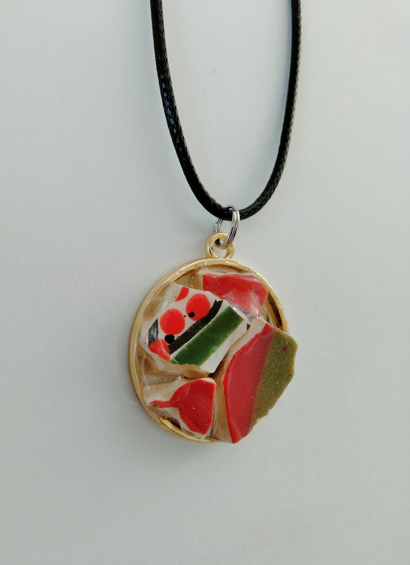 チュニジア陶器のカケラ　ネックレス　ペンダント　丸型　カラフル　レッド 1枚目の画像