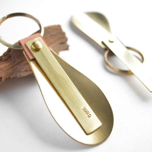 刻印無料】育てる靴べら ナチュラル｜栃木レザー 真鍮 キーホルダー