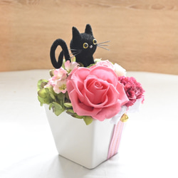 花と猫【ピンク】プリザーブドフラワー 猫 カーネーション 薔薇 フラワーギフト 花  ねこ　誕生日 置物 5枚目の画像