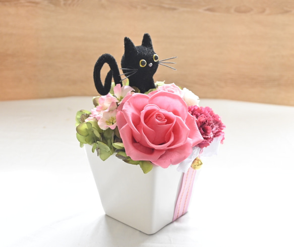 花と猫【ピンク】プリザーブドフラワー 猫 カーネーション 薔薇 フラワーギフト 花  ねこ　誕生日 置物 5枚目の画像