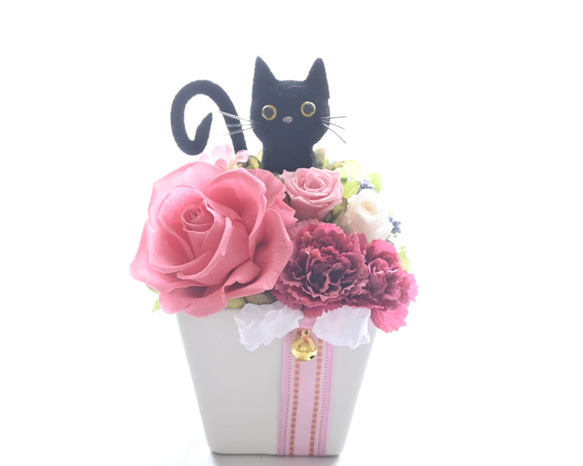 花と猫【ピンク】プリザーブドフラワー 猫 カーネーション 薔薇 フラワーギフト 花  ねこ　誕生日 置物 6枚目の画像