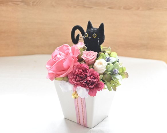 花と猫【ピンク】プリザーブドフラワー 猫 カーネーション 薔薇 フラワーギフト 花  ねこ　誕生日 置物 4枚目の画像