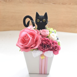 花と猫【ピンク】プリザーブドフラワー 猫 カーネーション 薔薇 フラワーギフト 花  ねこ　誕生日 置物 1枚目の画像