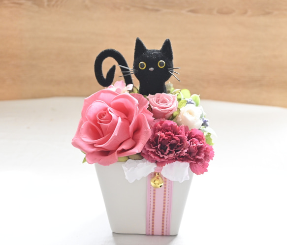 花と猫【ピンク】プリザーブドフラワー 猫 カーネーション 薔薇 フラワーギフト 花  ねこ　誕生日 置物 1枚目の画像