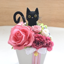 花と猫【ピンク】プリザーブドフラワー 猫 カーネーション 薔薇 フラワーギフト 花  ねこ　誕生日 置物 3枚目の画像