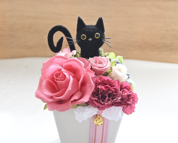 花と猫【ピンク】プリザーブドフラワー 猫 カーネーション 薔薇 フラワーギフト 花  ねこ　誕生日 置物 3枚目の画像