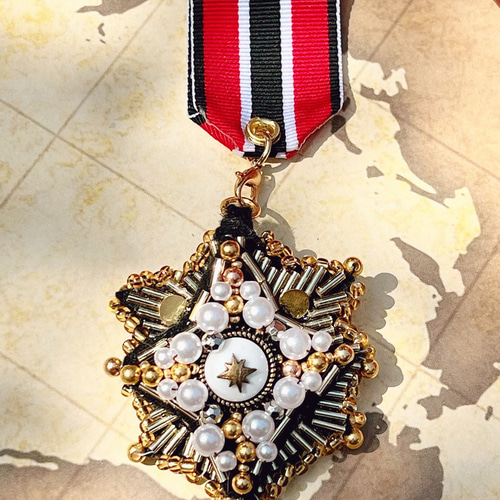 心に輝く知恵の勲章ブローチ ブローチ テンネコ/作家名:じゅん 通販