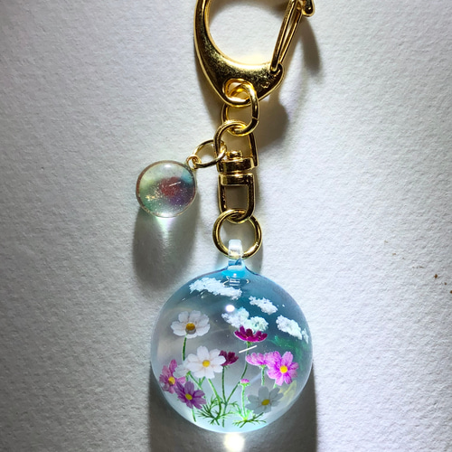 情景レジン-コスモス畑 キーホルダー 透明感/花/プレゼント/雲/空