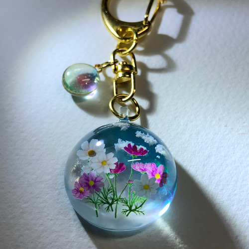 情景レジン-コスモス畑 キーホルダー 透明感/花/プレゼント/雲