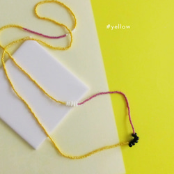 イエロー KABURU 留め具のない かぶるタイプのガラスビーズネックレス  金属アレルギー対応 黄色 レモン 1枚目の画像