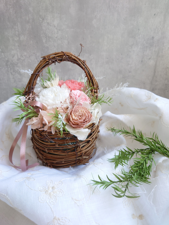 季節の花のバスケットPale Pink【カーネーション】ボックス入り 2枚目の画像