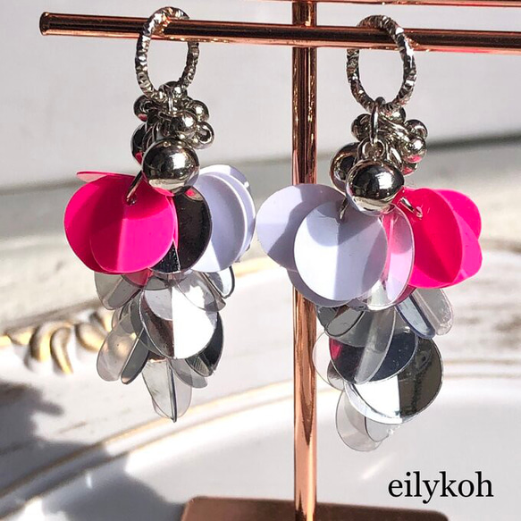 MCH108/ネオンピンク×シルバー じゃらじゃらスパンコールチャーム  